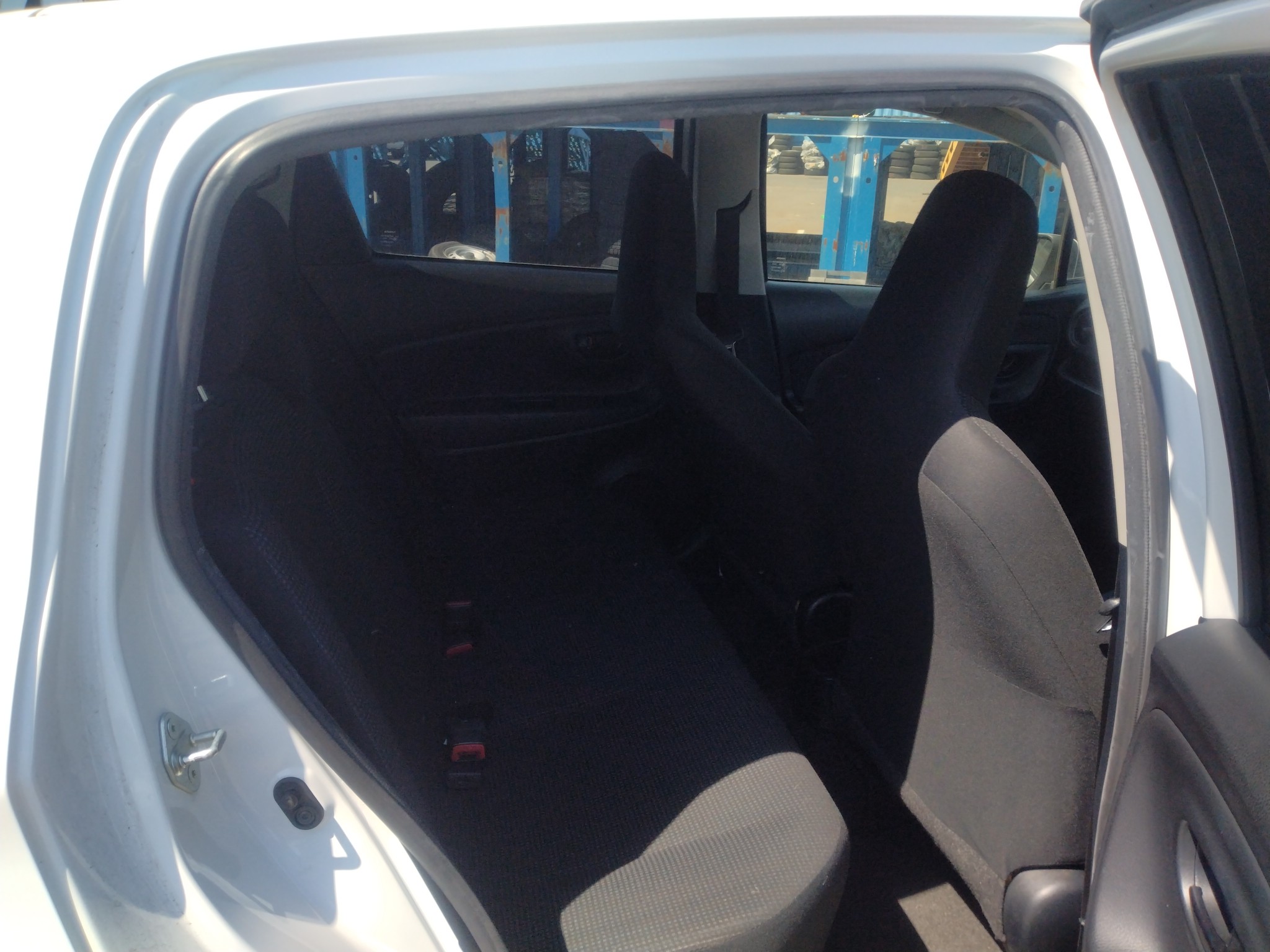 car-img