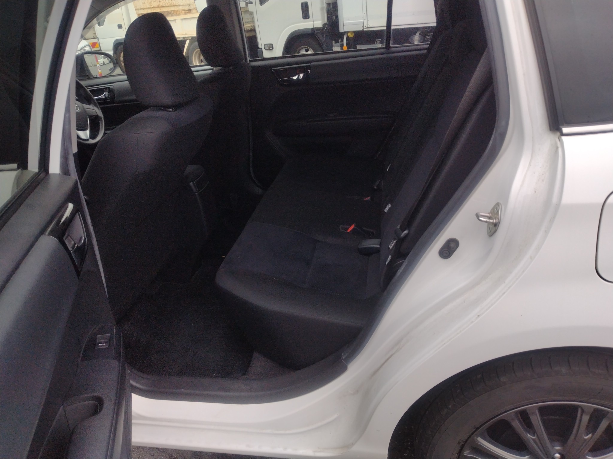 car-img