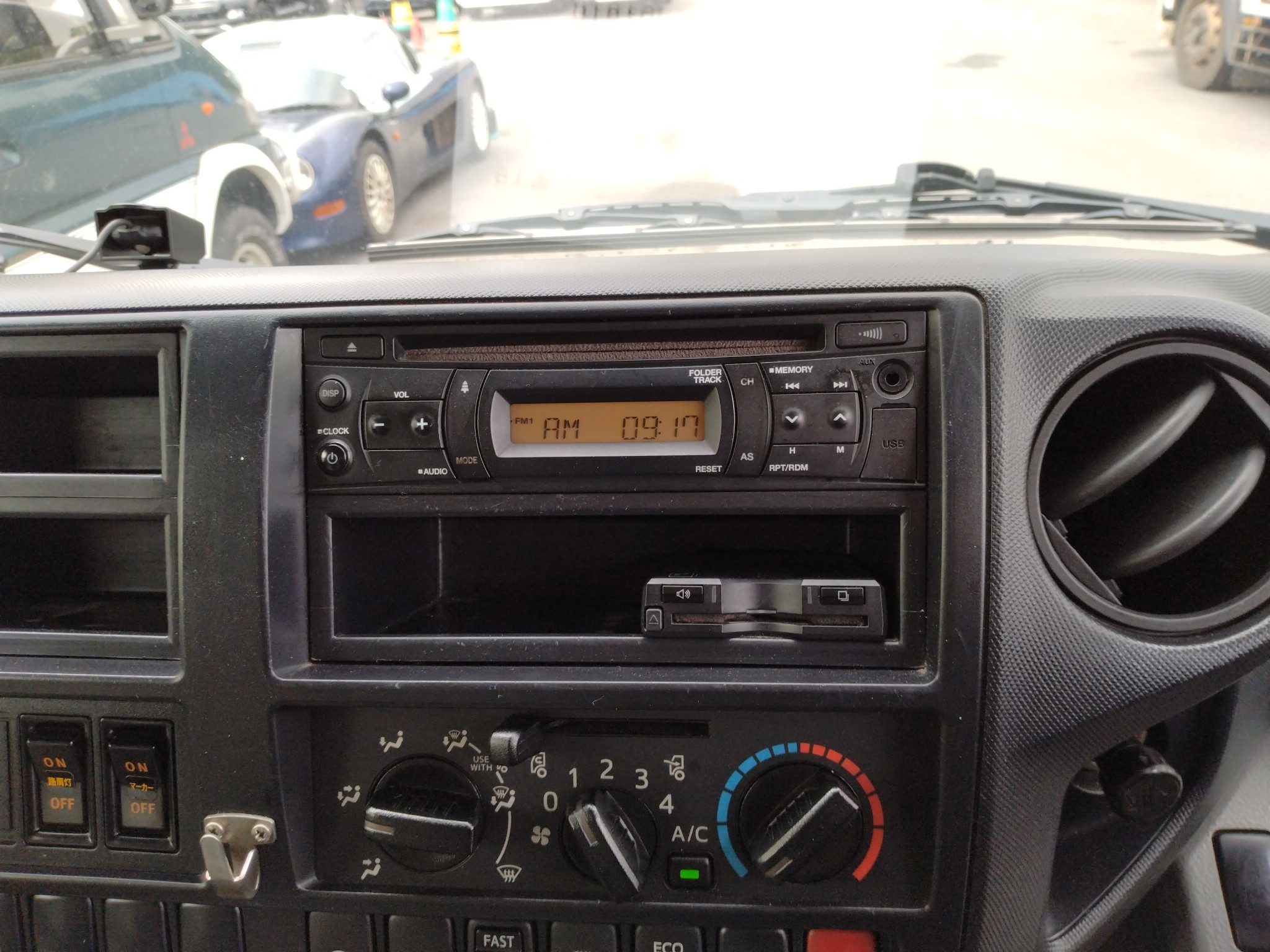 car-img