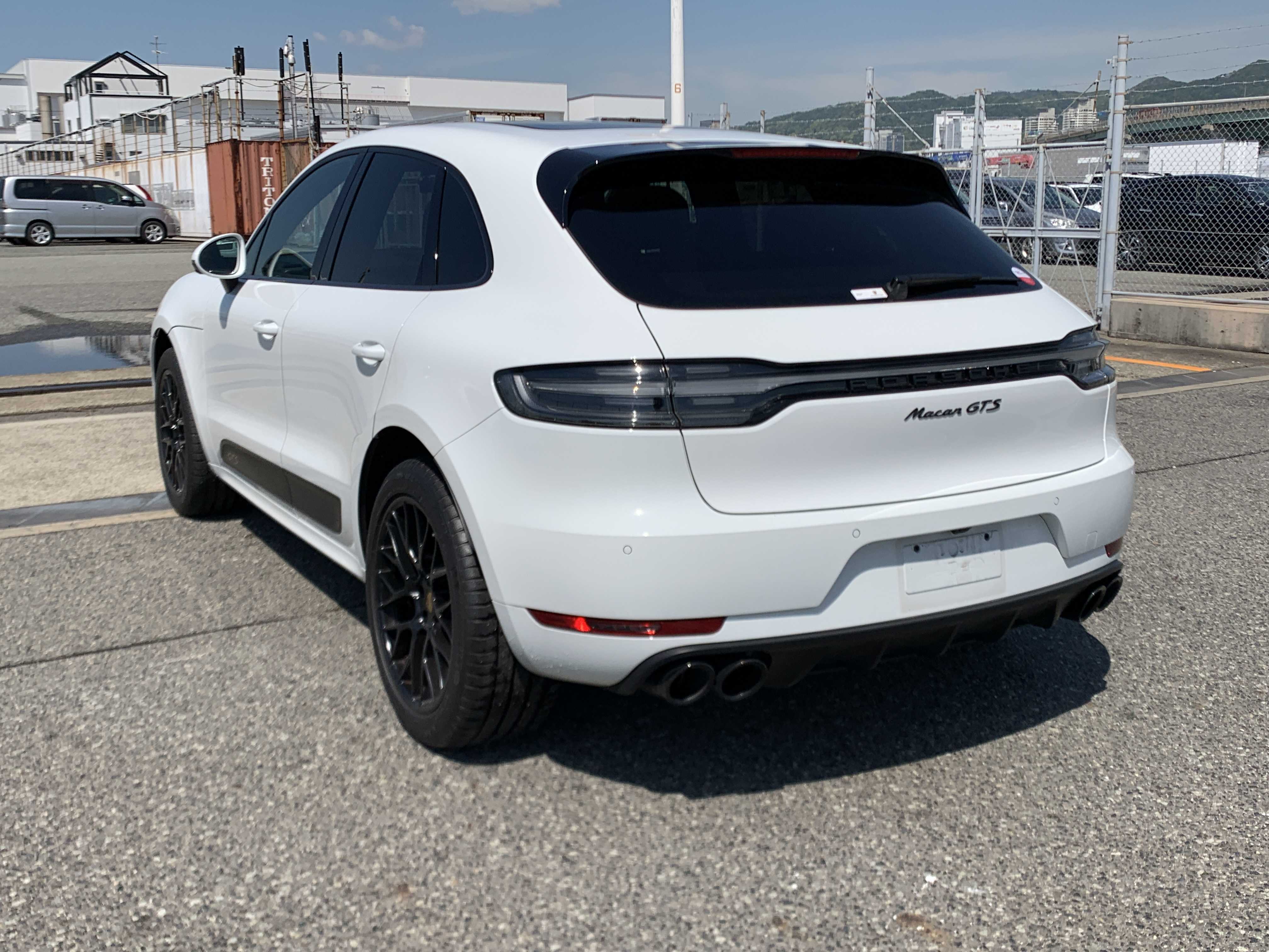 car-img