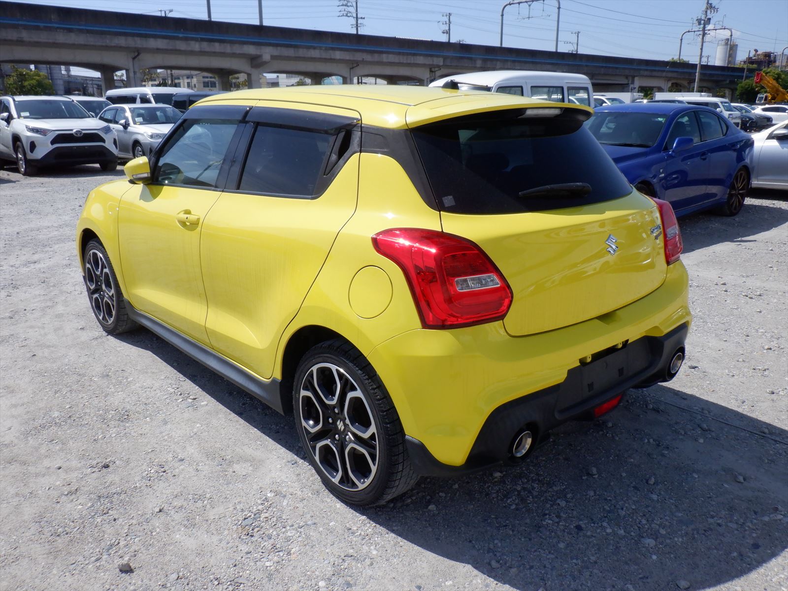 car-img
