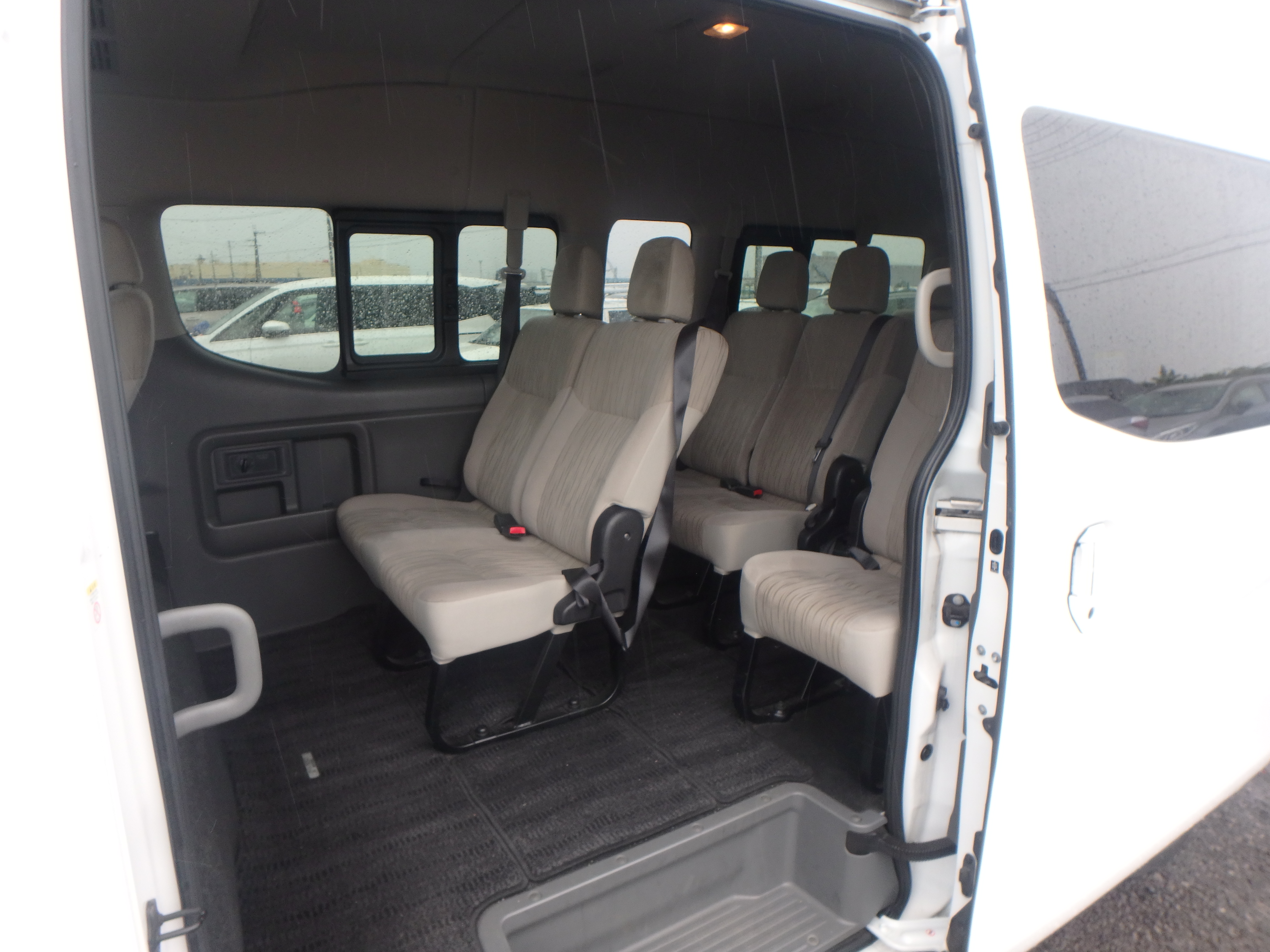 car-img