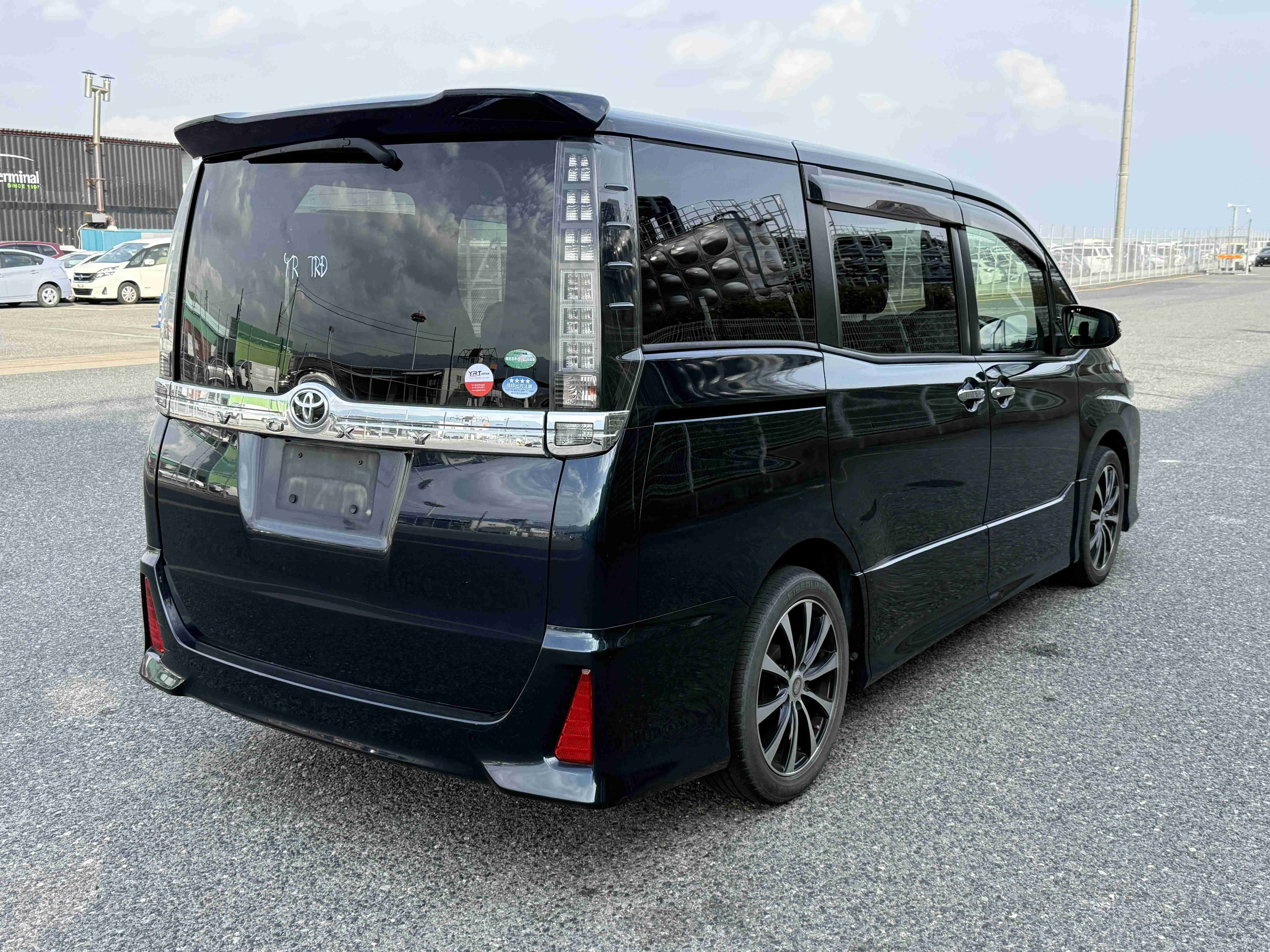 car-img