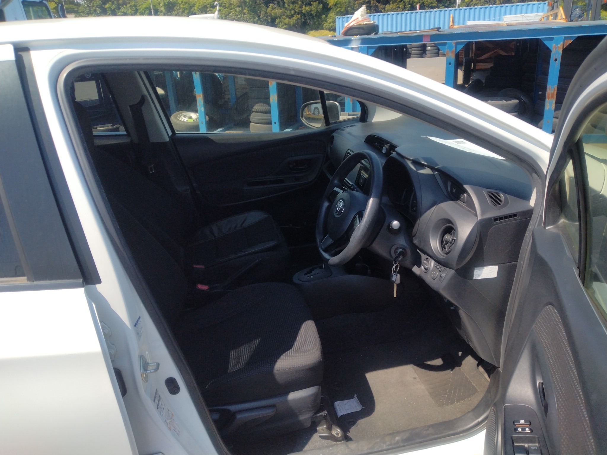 car-img