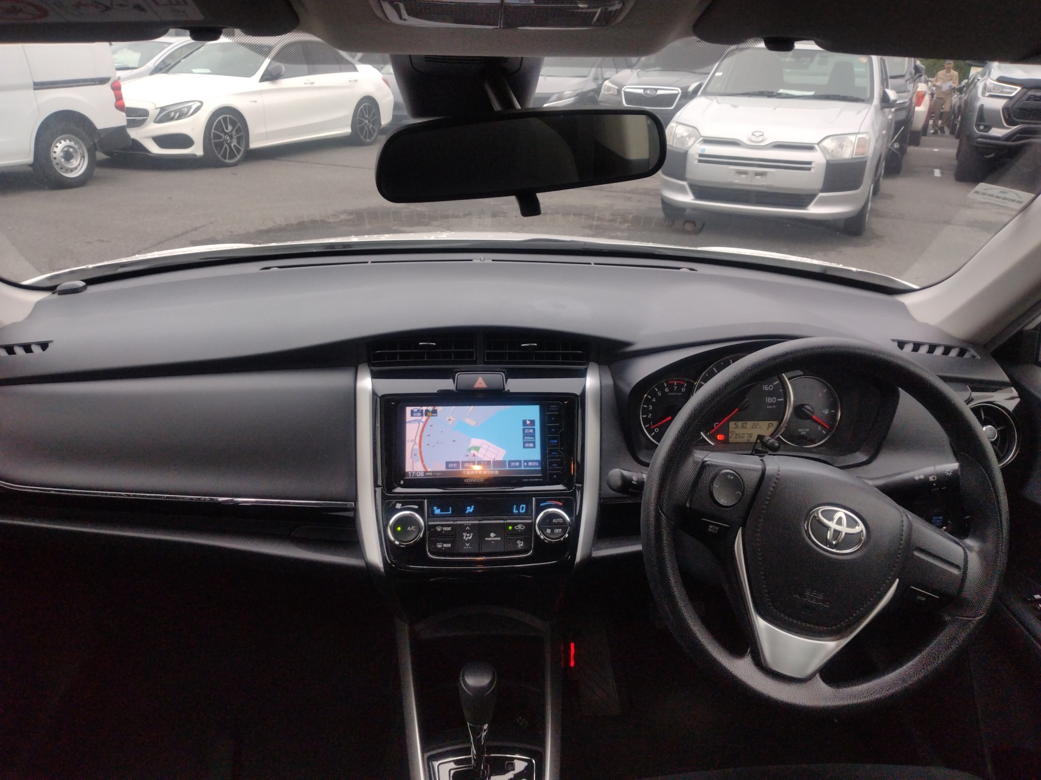 car-img