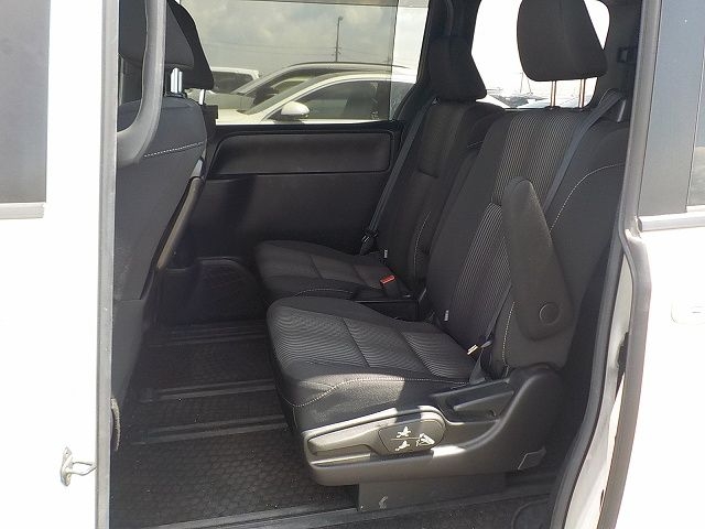 car-img