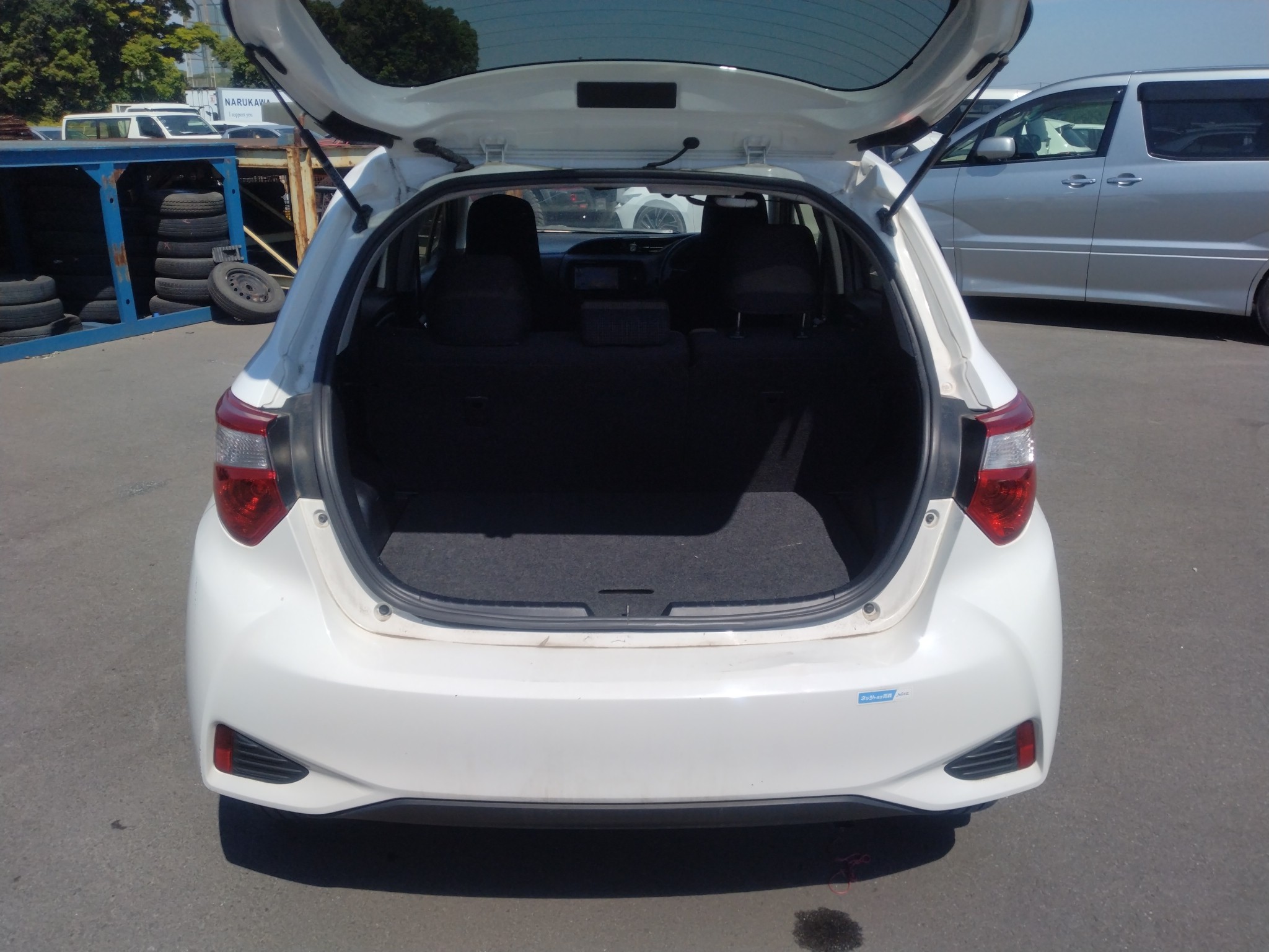 car-img