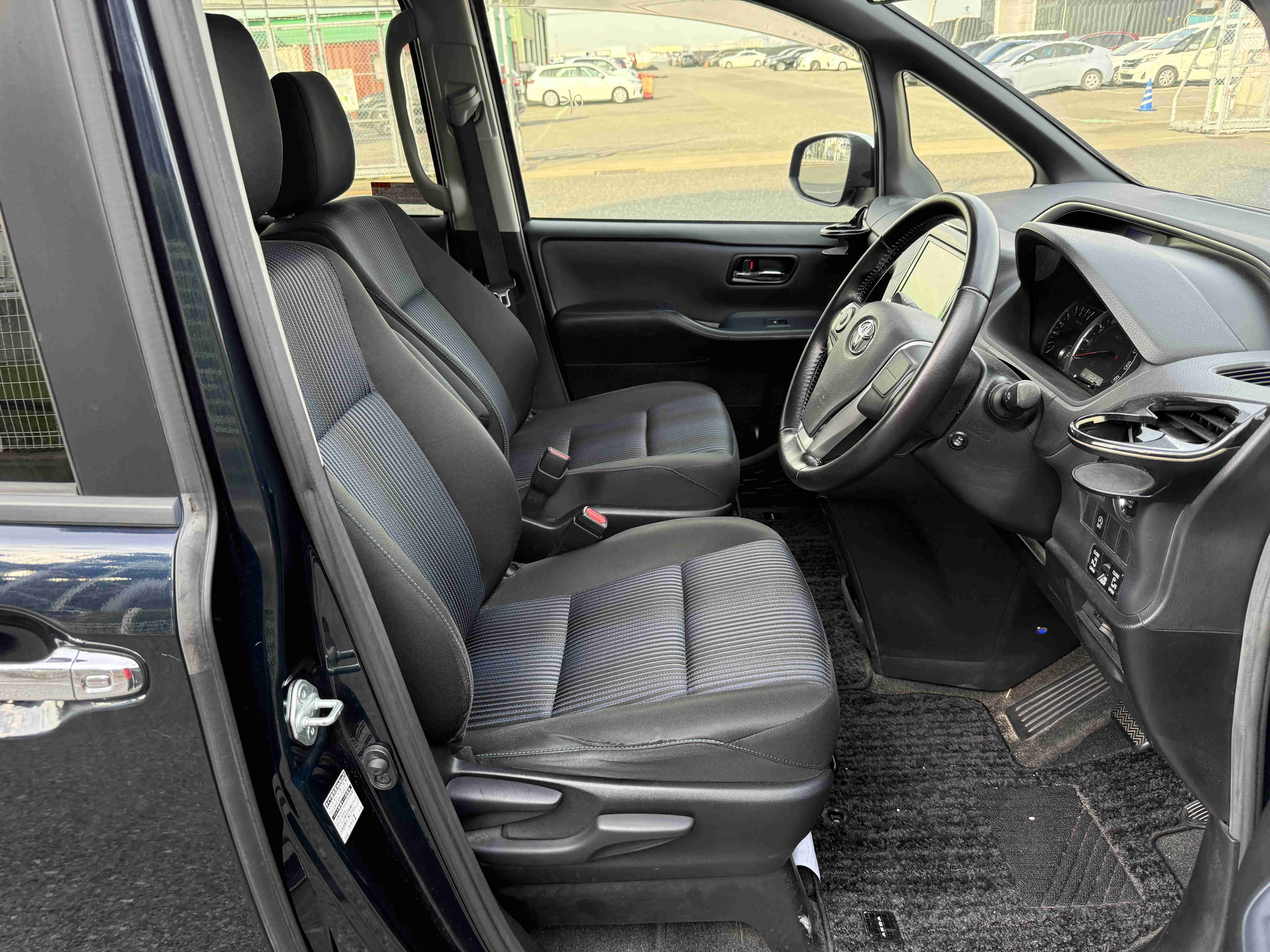 car-img